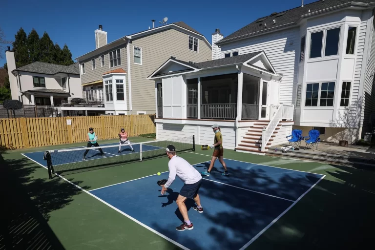 How to pour concrete for a pickleball court?
