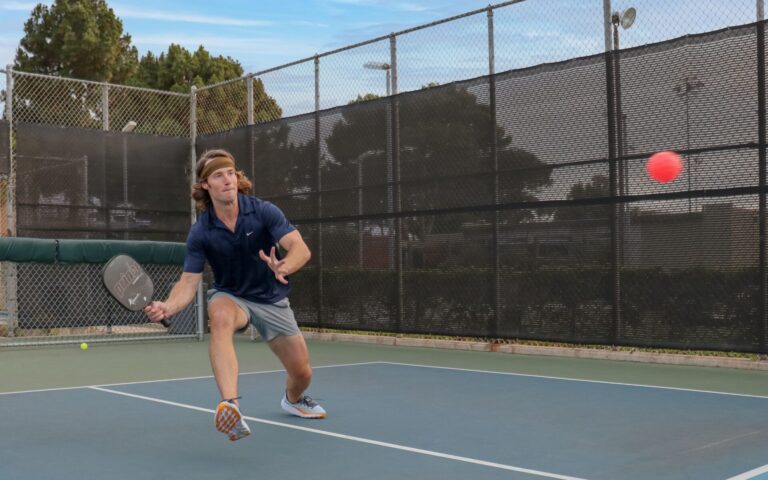 How to keep score in pickleball singles?